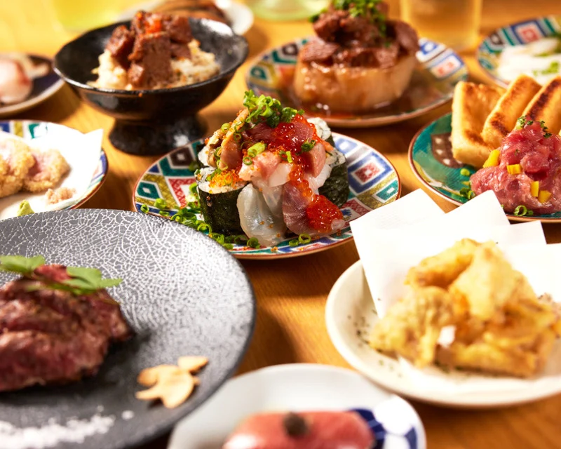 寿司とおでんを中心とした和食メニューの盛り付け
